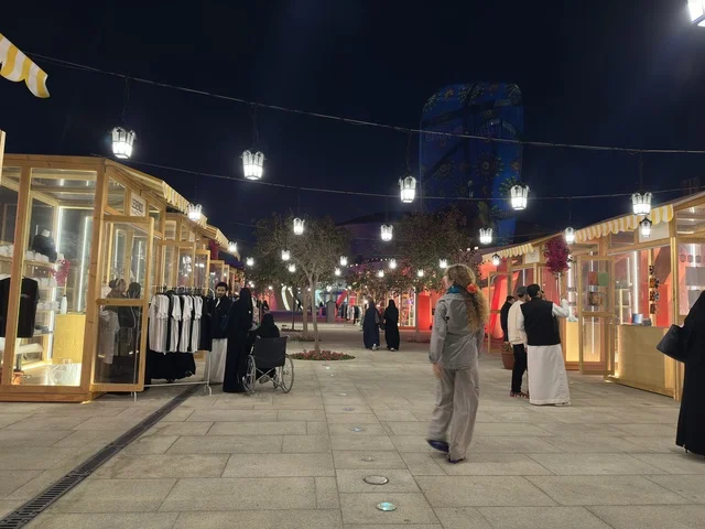 تجمع الزوار فى مركز اثراء ، فعالية شارع أسبانيا في مركز الملك عبدالعزيز الثقافي العالمي "إثراء" بمدينة الظهران في المنطقة الشرقية، المملكة العربية السعودية، يوم 11 من أكتوبر 2025، أنشطة تفاعلية العائلات والأطفال ،رقصات فلامنكو ، عروض موسيقية وفنية حية، مطاعم ومقاهي بطابع اسباني، أجواء احتفالية نابضة بالحياة.