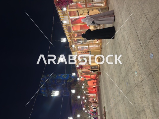 تجمع الزوار فى مركز اثراء ، فعالية شارع أسبانيا في مركز الملك عبدالعزيز الثقافي العالمي "إثراء" بمدينة الظهران في المنطقة الشرقية، المملكة العربية السعودية، يوم 11 من أكتوبر 2025، أنشطة تفاعلية العائلات والأطفال ،رقصات فلامنكو ، عروض موسيقية وفنية حية، مطاعم ومقاهي بطابع اسباني، أجواء احتفالية نابضة بالحياة.