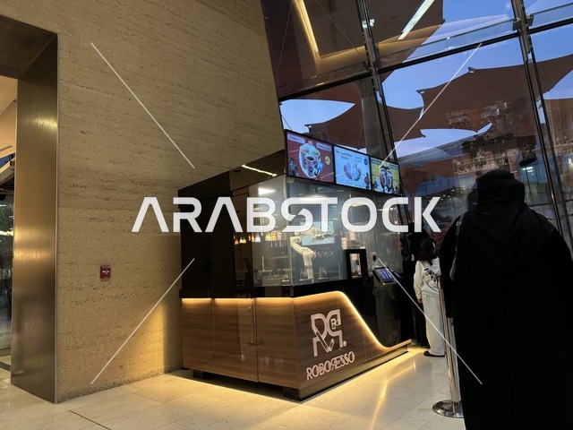 كوفي ومقهي بفعالية شارع أسبانيا في مركز الملك عبدالعزيز الثقافي العالمي "إثراء" بمدينة الظهران في المنطقة الشرقية، المملكة العربية السعودية، يوم 11 من أكتوبر 2025، أنشطة تفاعلية العائلات والأطفال ،رقصات فلامنكو ، عروض موسيقية وفنية حية، مطاعم ومقاهي بطابع اسباني، أجواء احتفالية نابضة بالحياة.