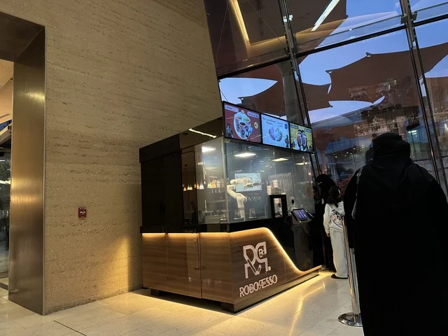 كوفي ومقهي بفعالية شارع أسبانيا في مركز الملك عبدالعزيز الثقافي العالمي "إثراء" بمدينة الظهران في المنطقة الشرقية، المملكة العربية السعودية، يوم 11 من أكتوبر 2025، أنشطة تفاعلية العائلات والأطفال ،رقصات فلامنكو ، عروض موسيقية وفنية حية، مطاعم ومقاهي بطابع اسباني، أجواء احتفالية نابضة بالحياة.