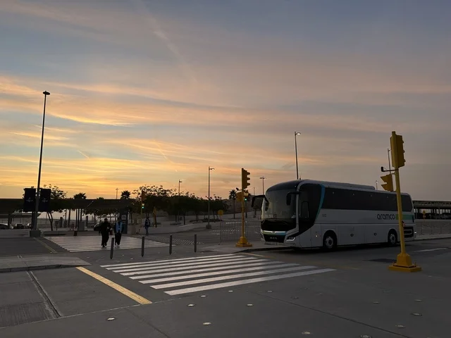 موقف السيارات امام الباركينج الخارجي بفعالية شارع أسبانيا في مركز الملك عبدالعزيز الثقافي العالمي "إثراء" بمدينة الظهران في المنطقة الشرقية، المملكة العربية السعودية، يوم 11 من أكتوبر 2025، أنشطة تفاعلية العائلات والأطفال ،رقصات فلامنكو ، عروض موسيقية وفنية حية، مطاعم ومقاهي بطابع اسباني، أجواء احتفالية نابضة بالحياة.