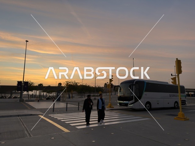 موقف السيارات امام الباركينج الخارجي بفعالية شارع أسبانيا في مركز الملك عبدالعزيز الثقافي العالمي "إثراء" بمدينة الظهران في المنطقة الشرقية، المملكة العربية السعودية، يوم 11 من أكتوبر 2025، أنشطة تفاعلية العائلات والأطفال ،رقصات فلامنكو ، عروض موسيقية وفنية حية، مطاعم ومقاهي بطابع اسباني، أجواء احتفالية نابضة بالحياة.