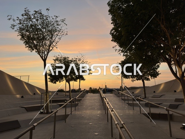 موقف السيارات امام الباركينج الخارجي بفعالية شارع أسبانيا في مركز الملك عبدالعزيز الثقافي العالمي "إثراء" بمدينة الظهران في المنطقة الشرقية، المملكة العربية السعودية، يوم 11 من أكتوبر 2025، أنشطة تفاعلية العائلات والأطفال ،رقصات فلامنكو ، عروض موسيقية وفنية حية، مطاعم ومقاهي بطابع اسباني، أجواء احتفالية نابضة بالحياة.