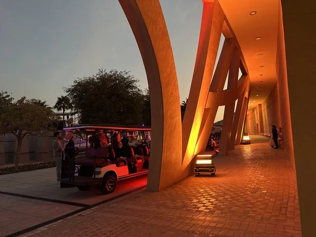 عربة التنقل بفعالية شارع أسبانيا في مركز الملك عبدالعزيز الثقافي العالمي "إثراء" بمدينة الظهران في المنطقة الشرقية، المملكة العربية السعودية، يوم 11 من أكتوبر 2025، أنشطة تفاعلية العائلات والأطفال ،رقصات فلامنكو ، عروض موسيقية وفنية حية، مطاعم ومقاهي بطابع اسباني، أجواء احتفالية نابضة بالحياة.