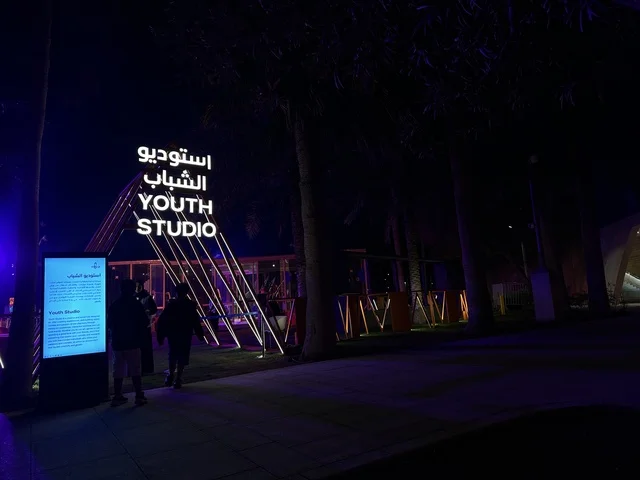 استوديو الشباب بفعالية شارع أسبانيا في مركز الملك عبدالعزيز الثقافي العالمي "إثراء" بمدينة الظهران في المنطقة الشرقية، المملكة العربية السعودية، يوم 11 من أكتوبر 2025، أنشطة تفاعلية العائلات والأطفال ،رقصات فلامنكو ، عروض موسيقية وفنية حية، مطاعم ومقاهي بطابع اسباني، أجواء احتفالية نابضة بالحياة.