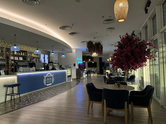 ديكور راقي باحدي المقاهي في الشاطئ مول في مدينة الدمام، المنطقة الشرقية، المملكة العربية السعودية، مركز تجاري وترفيهي متكامل، متاجر وعلامات تجارية محلية وعالمية، مطاعم ومقاهي متنوعة، مناطق ترفيهية للأطفال والعائلات، فعاليات موسمية وأنشطة تسويقية، أجواء عائلية لجميع الفئات.