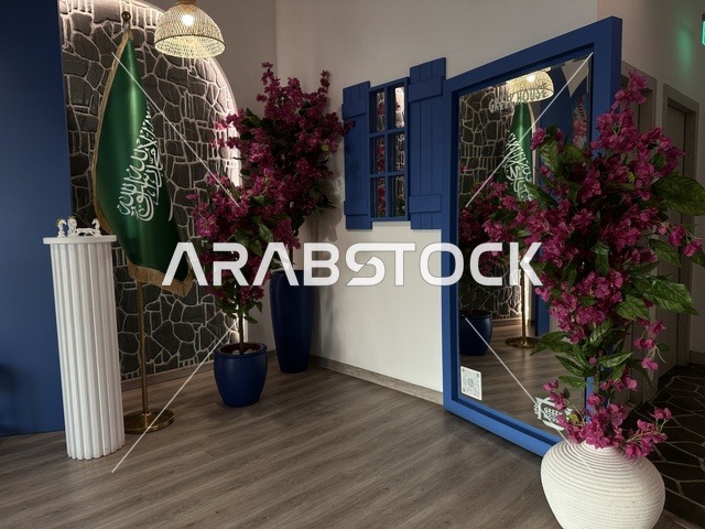 ديكور راقي باحدي المقاهي في الشاطئ مول في مدينة الدمام، المنطقة الشرقية، المملكة العربية السعودية، مركز تجاري وترفيهي متكامل، متاجر وعلامات تجارية محلية وعالمية، مطاعم ومقاهي متنوعة، مناطق ترفيهية للأطفال والعائلات، فعاليات موسمية وأنشطة تسويقية، أجواء عائلية لجميع الفئات.