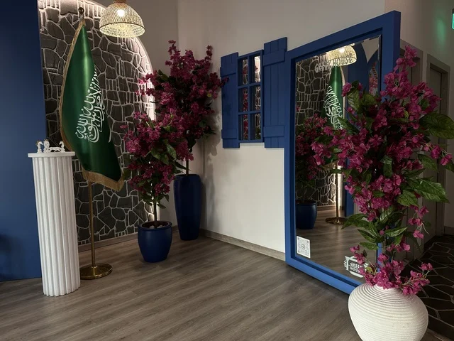 ديكور راقي باحدي المقاهي في الشاطئ مول في مدينة الدمام، المنطقة الشرقية، المملكة العربية السعودية، مركز تجاري وترفيهي متكامل، متاجر وعلامات تجارية محلية وعالمية، مطاعم ومقاهي متنوعة، مناطق ترفيهية للأطفال والعائلات، فعاليات موسمية وأنشطة تسويقية، أجواء عائلية لجميع الفئات.