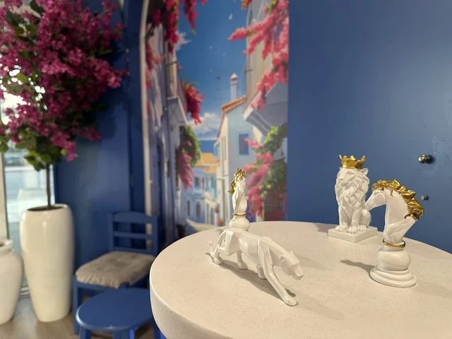 ديكور راقي باحدي المقاهي في الشاطئ مول في مدينة الدمام، المنطقة الشرقية، المملكة العربية السعودية، مركز تجاري وترفيهي متكامل، متاجر وعلامات تجارية محلية وعالمية، مطاعم ومقاهي متنوعة، مناطق ترفيهية للأطفال والعائلات، فعاليات موسمية وأنشطة تسويقية، أجواء عائلية لجميع الفئات.