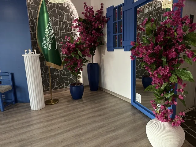 ديكور راقي باحدي المقاهي في الشاطئ مول في مدينة الدمام، المنطقة الشرقية، المملكة العربية السعودية، مركز تجاري وترفيهي متكامل، متاجر وعلامات تجارية محلية وعالمية، مطاعم ومقاهي متنوعة، مناطق ترفيهية للأطفال والعائلات، فعاليات موسمية وأنشطة تسويقية، أجواء عائلية لجميع الفئات.