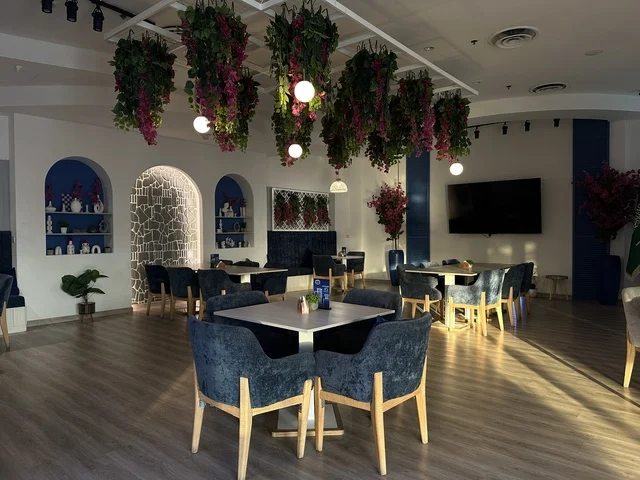 ديكور راقي باحدي المقاهي في الشاطئ مول في مدينة الدمام، المنطقة الشرقية، المملكة العربية السعودية، مركز تجاري وترفيهي متكامل، متاجر وعلامات تجارية محلية وعالمية، مطاعم ومقاهي متنوعة، مناطق ترفيهية للأطفال والعائلات، فعاليات موسمية وأنشطة تسويقية، أجواء عائلية لجميع الفئات.