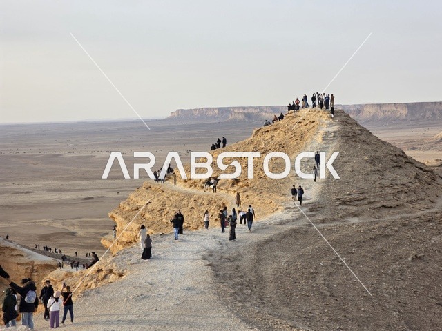 سلسلة جبال طويق في الرياض، جبال في نجد في المملكة العربية السعودية، حافة العالم، المناطق الصحراوية، الجبال والمرتفعات الصخرية، القمم الصخرية، معالم تاريخية، السياحة في السعودية