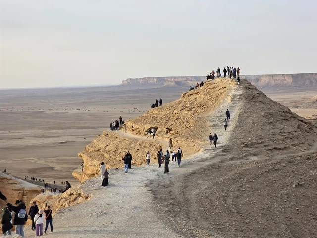 سلسلة جبال طويق في الرياض، جبال في نجد في المملكة العربية السعودية، حافة العالم، المناطق الصحراوية، الجبال والمرتفعات الصخرية، القمم الصخرية، معالم تاريخية، السياحة في السعودية
