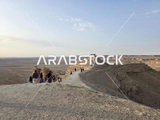 حافة العالم ومطل الجراند كانيون، سلسلة جبال طويق في الرياض، جبال في نجد في المملكة العربية السعودية، المناطق الصحراوية، الجبال والمرتفعات الصخرية، القمم الصخرية، معالم تاريخية، السياحة في السعودية