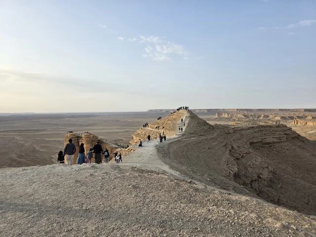 حافة العالم ومطل الجراند كانيون، سلسلة جبال طويق في الرياض، جبال في نجد في المملكة العربية السعودية، المناطق الصحراوية، الجبال والمرتفعات الصخرية، القمم الصخرية، معالم تاريخية، السياحة في السعودية