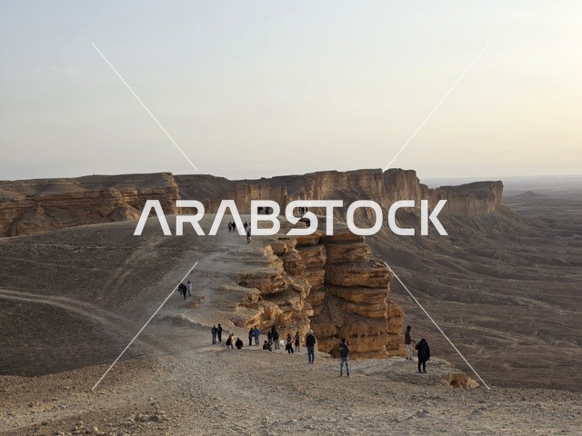 منظر طبيعي لحافة العالم ومطل الجراند كانيون، سلسلة جبال طويق في الرياض، جبال في نجد في المملكة العربية السعودية، المناطق الصحراوية، الجبال والمرتفعات الصخرية، القمم الصخرية، معالم تاريخية، السياحة في السعودية