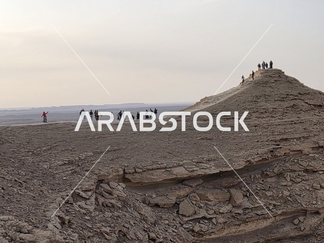 مطل الجراند كانيون, منظر طبيعي لحافة العالم، سلسلة جبال طويق في الرياض، جبال في نجد في المملكة العربية السعودية، المناطق الصحراوية، الجبال والمرتفعات الصخرية، القمم الصخرية، معالم تاريخية، السياحة في السعودية