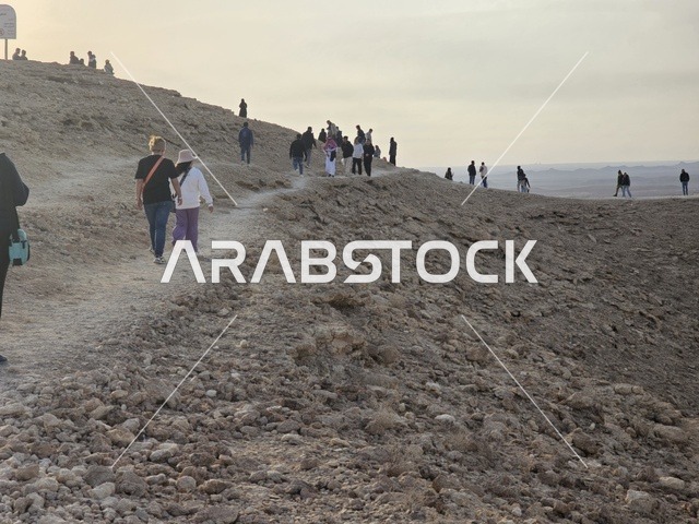 وجهة سياحية طبيعية شهيرة، مطل الجراند كانيون, منظر طبيعي لحافة العالم، سلسلة جبال طويق في الرياض، جبال في نجد في المملكة العربية السعودية، المناطق الصحراوية، الجبال والمرتفعات الصخرية، القمم الصخرية، معالم تاريخية، السياحة في السعودية