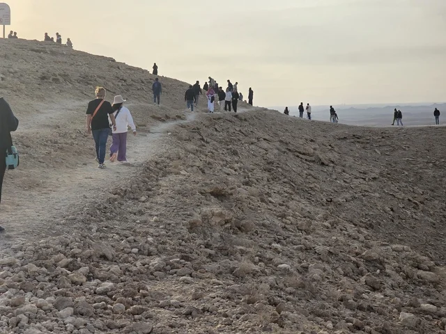 وجهة سياحية طبيعية شهيرة، مطل الجراند كانيون, منظر طبيعي لحافة العالم، سلسلة جبال طويق في الرياض، جبال في نجد في المملكة العربية السعودية، المناطق الصحراوية، الجبال والمرتفعات الصخرية، القمم الصخرية، معالم تاريخية، السياحة في السعودية
