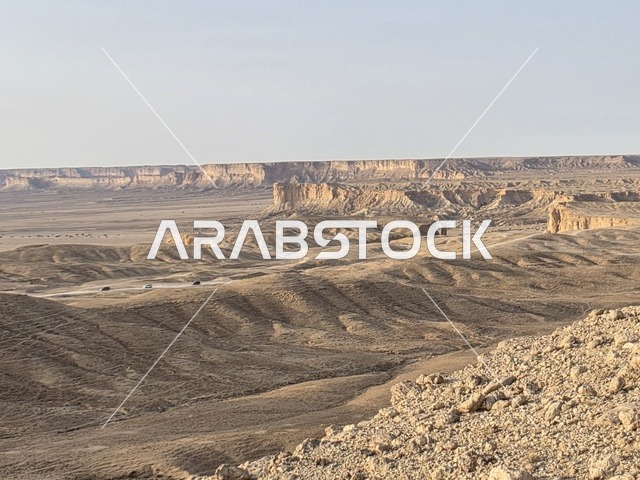 منحدرات صخرية توفر مناظر بانورامية، مطل الجراند كانيون, منظر طبيعي لحافة العالم، سلسلة جبال طويق في الرياض، جبال في نجد في المملكة العربية السعودية، المناطق الصحراوية، الجبال والمرتفعات الصخرية، القمم الصخرية، معالم تاريخية، السياحة في السعودية