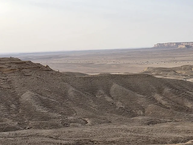 وجهة مثالية للتخييم والمشي لمسافات طويلة، مطل الجراند كانيون, منظر طبيعي لحافة العالم، سلسلة جبال طويق في الرياض، جبال في نجد في المملكة العربية السعودية، المناطق الصحراوية، الجبال والمرتفعات الصخرية، القمم الصخرية، معالم تاريخية، السياحة في السعودية