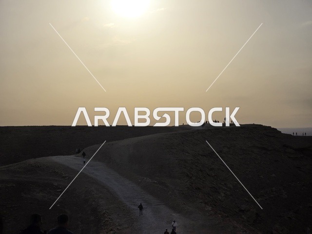 وجهة طبيعية بارزة، مطل الجراند كانيون, منظر طبيعي لحافة العالم، سلسلة جبال طويق في الرياض، جبال في نجد في المملكة العربية السعودية، المناطق الصحراوية، الجبال والمرتفعات الصخرية، القمم الصخرية، معالم تاريخية، السياحة في السعودية