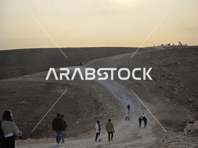 معالم طبيعية اثرية سياحية مشهورة، مطل الجراند كانيون, منظر طبيعي لحافة العالم، سلسلة جبال طويق في الرياض، جبال في نجد في المملكة العربية السعودية، المناطق الصحراوية، الجبال والمرتفعات الصخرية، القمم الصخرية، معالم تاريخية، السياحة في السعودية