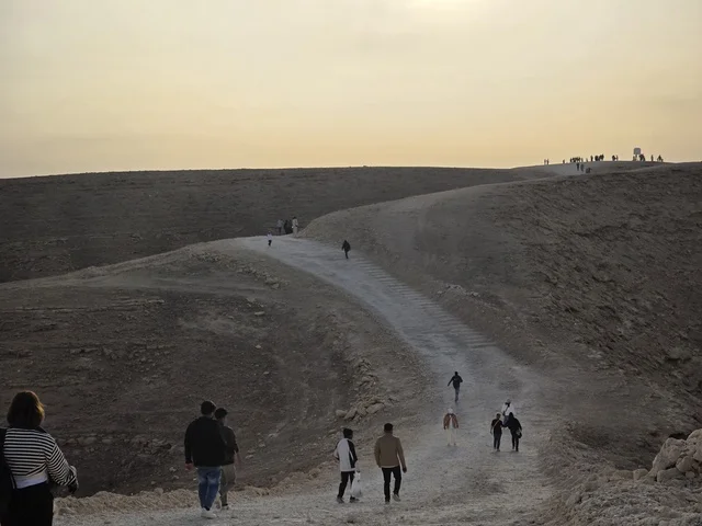 معالم طبيعية اثرية سياحية مشهورة، مطل الجراند كانيون, منظر طبيعي لحافة العالم، سلسلة جبال طويق في الرياض، جبال في نجد في المملكة العربية السعودية، المناطق الصحراوية، الجبال والمرتفعات الصخرية، القمم الصخرية، معالم تاريخية، السياحة في السعودية