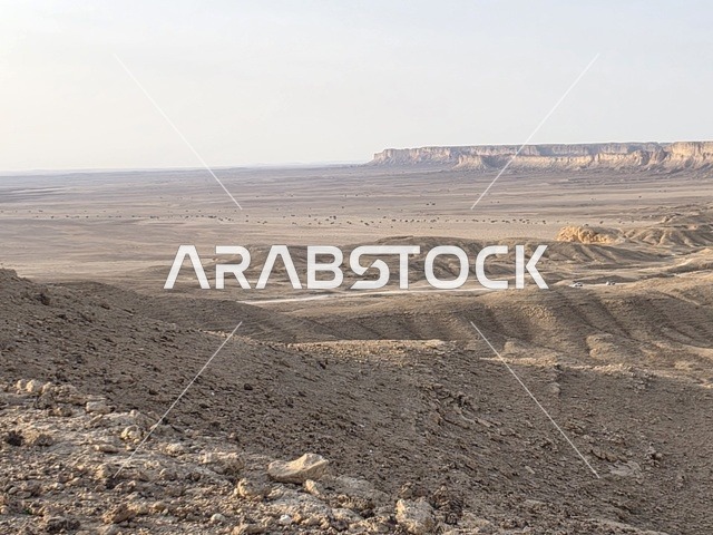 المشي لمسافات طويلة والتخييم ومشاهدة النجوم، مطل الجراند كانيون, منظر طبيعي لحافة العالم، سلسلة جبال طويق في الرياض، جبال في نجد في المملكة العربية السعودية، المناطق الصحراوية، الجبال والمرتفعات الصخرية، القمم الصخرية، معالم تاريخية، السياحة في السعودية