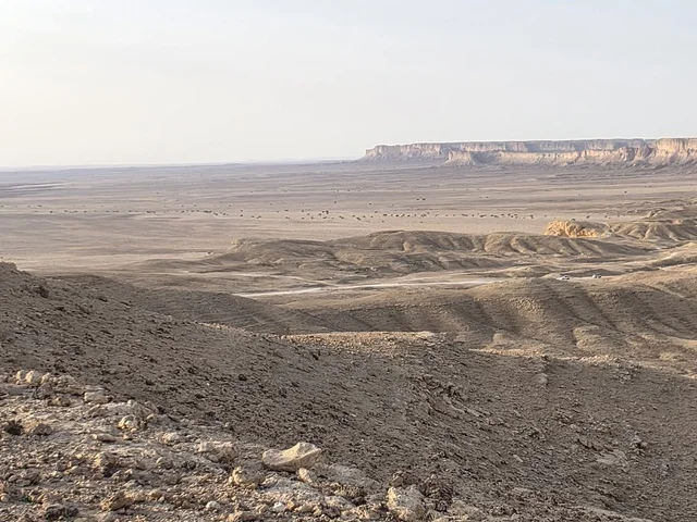 المشي لمسافات طويلة والتخييم ومشاهدة النجوم، مطل الجراند كانيون, منظر طبيعي لحافة العالم، سلسلة جبال طويق في الرياض، جبال في نجد في المملكة العربية السعودية، المناطق الصحراوية، الجبال والمرتفعات الصخرية، القمم الصخرية، معالم تاريخية، السياحة في السعودية