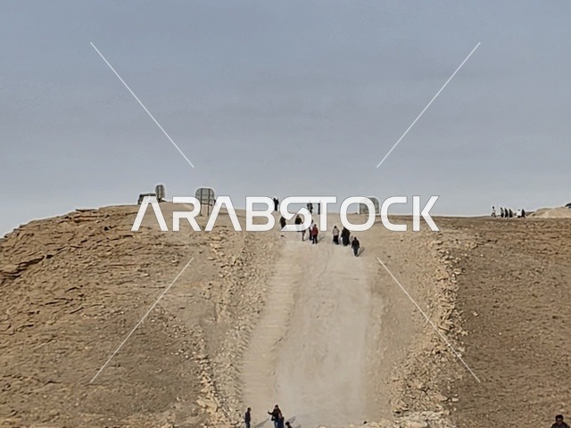 منحدرات صخرية شاهقة ، منظر طبيعي لحافة العالم، سلسلة جبال طويق في الرياض، جبال في نجد في المملكة العربية السعودية، المناطق الصحراوية، الجبال والمرتفعات الصخرية، القمم الصخرية، معالم تاريخية، السياحة في السعودية