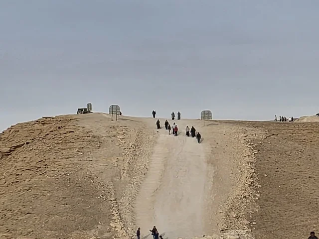 منحدرات صخرية شاهقة ، منظر طبيعي لحافة العالم، سلسلة جبال طويق في الرياض، جبال في نجد في المملكة العربية السعودية، المناطق الصحراوية، الجبال والمرتفعات الصخرية، القمم الصخرية، معالم تاريخية، السياحة في السعودية