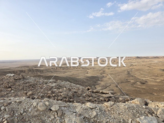 القيادة عبر طرق وعرة ، مطل الجراند كانيون, منظر طبيعي لحافة العالم، سلسلة جبال طويق في الرياض، جبال في نجد في المملكة العربية السعودية، المناطق الصحراوية، الجبال والمرتفعات الصخرية، القمم الصخرية، معالم تاريخية، السياحة في السعودية