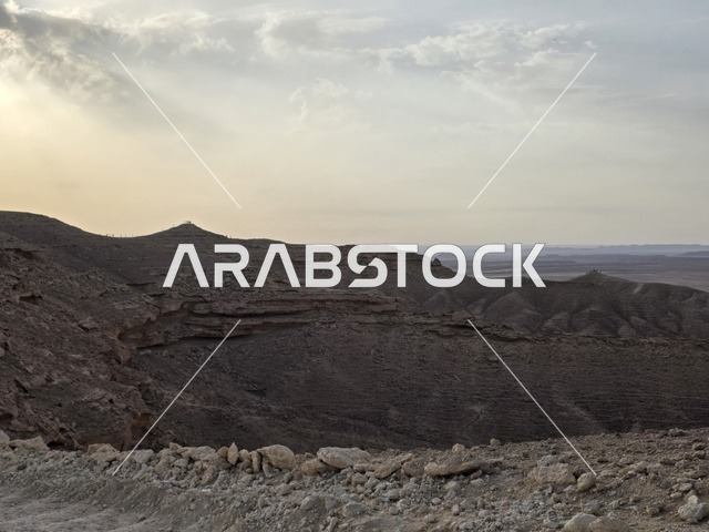 تضاريس صخور و جبال، منظر طبيعي لحافة العالم، سلسلة جبال طويق في الرياض، جبال في نجد في المملكة العربية السعودية، المناطق الصحراوية، الجبال والمرتفعات الصخرية، القمم الصخرية، معالم تاريخية، السياحة في السعودية