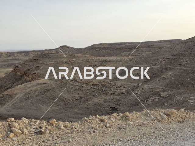 الوقوف على حافة الكرة الأرضية، منظر طبيعي لحافة العالم، سلسلة جبال طويق في الرياض، جبال في نجد في المملكة العربية السعودية، المناطق الصحراوية، الجبال والمرتفعات الصخرية، القمم الصخرية، معالم تاريخية، السياحة في السعودية