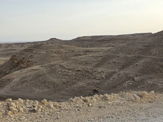 الوقوف على حافة الكرة الأرضية، منظر طبيعي لحافة العالم، سلسلة جبال طويق في الرياض، جبال في نجد في المملكة العربية السعودية، المناطق الصحراوية، الجبال والمرتفعات الصخرية، القمم الصخرية، معالم تاريخية، السياحة في السعودية