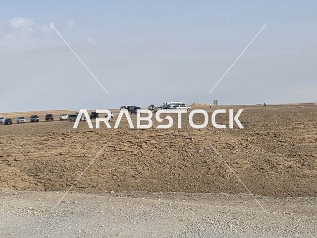 تضاريس صخور و جبال، منظر طبيعي لحافة العالم، سلسلة جبال طويق في الرياض، جبال في نجد في المملكة العربية السعودية، المناطق الصحراوية، الجبال والمرتفعات الصخرية، القمم الصخرية، معالم تاريخية، السياحة في السعودية