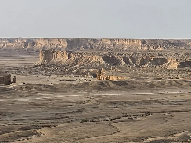 الحجر الجيري وأحافير بحرية قديمة، منظر طبيعي لحافة العالم، سلسلة جبال طويق في الرياض، جبال في نجد في المملكة العربية السعودية، المناطق الصحراوية، الجبال والمرتفعات الصخرية، القمم الصخرية، معالم تاريخية، السياحة في السعودية