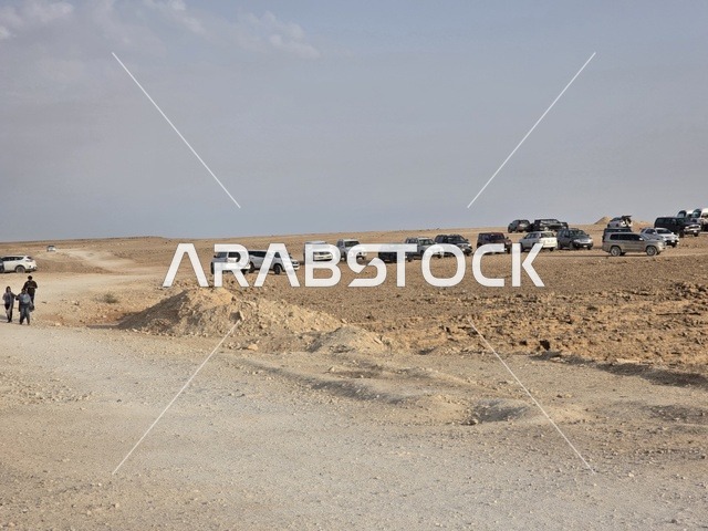 وجهة شهيرة لمحبي المغامرات والمشي لمسافات طويلة، منظر طبيعي لحافة العالم، سلسلة جبال طويق في الرياض، جبال في نجد في المملكة العربية السعودية، المناطق الصحراوية، الجبال والمرتفعات الصخرية، القمم الصخرية، معالم تاريخية، السياحة في السعودية