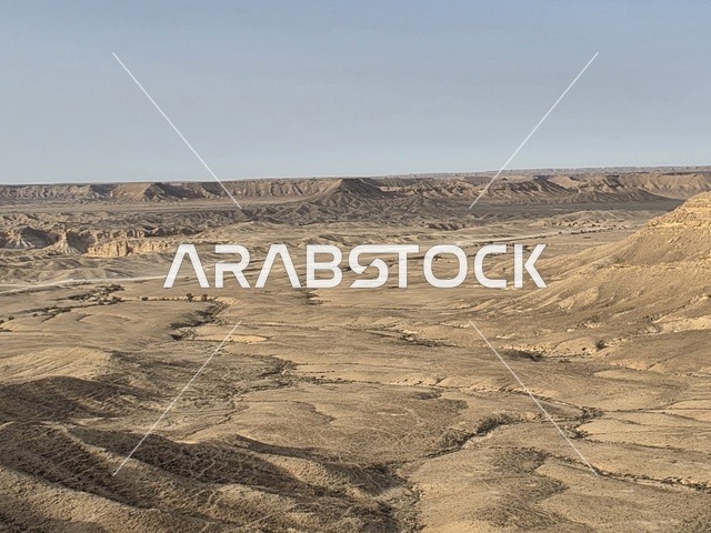 مكان مناسب للتخييم والتصوير الفوتوغرافي، منظر طبيعي لحافة العالم، سلسلة جبال طويق في الرياض، جبال في نجد في المملكة العربية السعودية، المناطق الصحراوية، الجبال والمرتفعات الصخرية، القمم الصخرية، معالم تاريخية، السياحة في السعودية