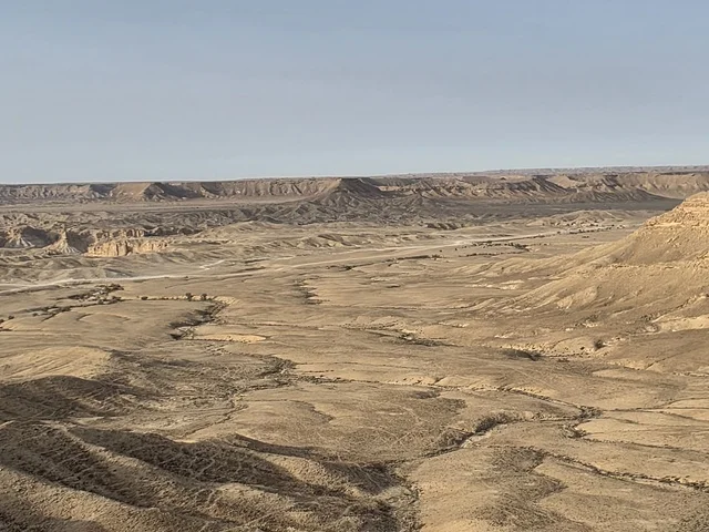 مكان مناسب للتخييم والتصوير الفوتوغرافي، منظر طبيعي لحافة العالم، سلسلة جبال طويق في الرياض، جبال في نجد في المملكة العربية السعودية، المناطق الصحراوية، الجبال والمرتفعات الصخرية، القمم الصخرية، معالم تاريخية، السياحة في السعودية