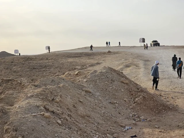 مكان مناسب للتخييم والتصوير الفوتوغرافي، منظر طبيعي لحافة العالم، سلسلة جبال طويق في الرياض، جبال في نجد في المملكة العربية السعودية، المناطق الصحراوية، الجبال والمرتفعات الصخرية، القمم الصخرية، معالم تاريخية، السياحة في السعودية