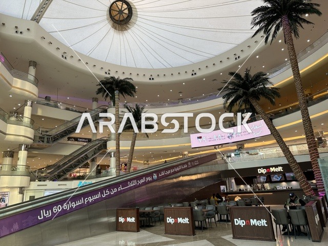 السلم الكهربائي في الشاطئ مول في مدينة الدمام، المنطقة الشرقية، المملكة العربية السعودية، مركز تجاري وترفيهي متكامل، متاجر وعلامات تجارية محلية وعالمية، مطاعم ومقاهي متنوعة، مناطق ترفيهية للأطفال والعائلات، فعاليات موسمية وأنشطة تسويقية، أجواء عائلية لجميع الفئات.