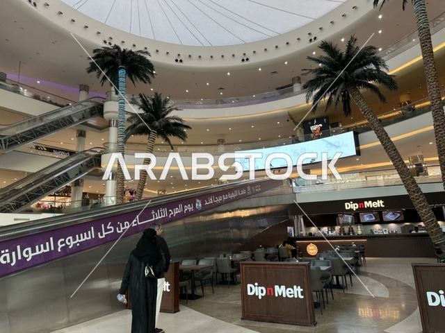 السلم الكهربائي في الشاطئ مول في مدينة الدمام، المنطقة الشرقية، المملكة العربية السعودية، مركز تجاري وترفيهي متكامل، متاجر وعلامات تجارية محلية وعالمية، مطاعم ومقاهي متنوعة، مناطق ترفيهية للأطفال والعائلات، فعاليات موسمية وأنشطة تسويقية، أجواء عائلية لجميع الفئات.