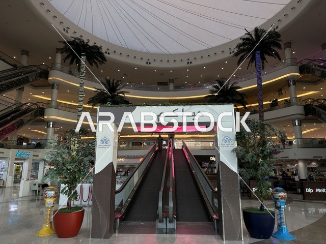 السلم الكهربائي في الشاطئ مول في مدينة الدمام، المنطقة الشرقية، المملكة العربية السعودية، مركز تجاري وترفيهي متكامل، متاجر وعلامات تجارية محلية وعالمية، مطاعم ومقاهي متنوعة، مناطق ترفيهية للأطفال والعائلات، فعاليات موسمية وأنشطة تسويقية، أجواء عائلية لجميع الفئات.