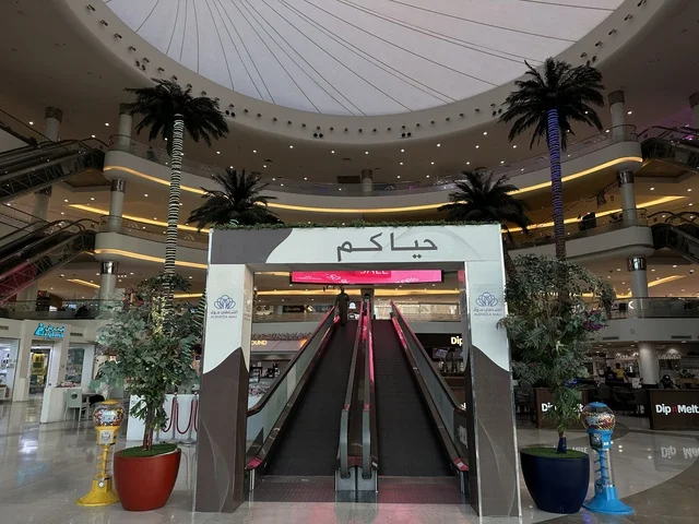 السلم الكهربائي في الشاطئ مول في مدينة الدمام، المنطقة الشرقية، المملكة العربية السعودية، مركز تجاري وترفيهي متكامل، متاجر وعلامات تجارية محلية وعالمية، مطاعم ومقاهي متنوعة، مناطق ترفيهية للأطفال والعائلات، فعاليات موسمية وأنشطة تسويقية، أجواء عائلية لجميع الفئات.