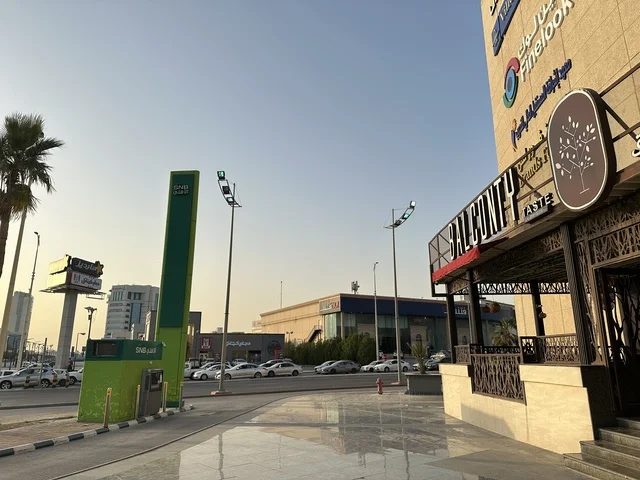 مدخل كوفي البيت اليوناني في الشاطئ مول في مدينة الدمام، المنطقة الشرقية، المملكة العربية السعودية، مركز تجاري وترفيهي متكامل، متاجر وعلامات تجارية محلية وعالمية، مطاعم ومقاهي متنوعة، مناطق ترفيهية للأطفال والعائلات، فعاليات موسمية وأنشطة تسويقية، أجواء عائلية لجميع الفئات.