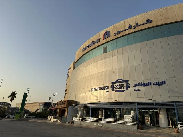 مدخل كوفي البيت اليوناني في الشاطئ مول في مدينة الدمام، المنطقة الشرقية، المملكة العربية السعودية، مركز تجاري وترفيهي متكامل، متاجر وعلامات تجارية محلية وعالمية، مطاعم ومقاهي متنوعة، مناطق ترفيهية للأطفال والعائلات، فعاليات موسمية وأنشطة تسويقية، أجواء عائلية لجميع الفئات.