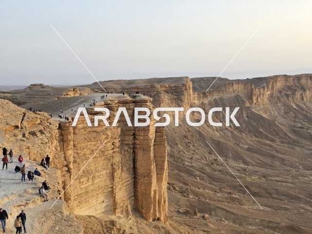 الجبال والمرتفعات الصخرية، معالم تاريخية، القمم الصخرية، المناطق الصحراوية، حافة العالم، جبال طويق في نجد في المملكة العربية السعودية، السياحة في السعودية، السياحه في المملكه العربيه السعوديه