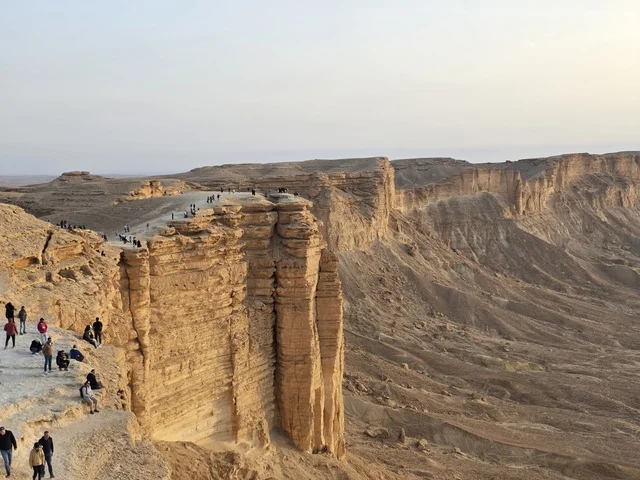 الجبال والمرتفعات الصخرية، معالم تاريخية، القمم الصخرية، المناطق الصحراوية، حافة العالم، جبال طويق في نجد في المملكة العربية السعودية، السياحة في السعودية، السياحه في المملكه العربيه السعوديه